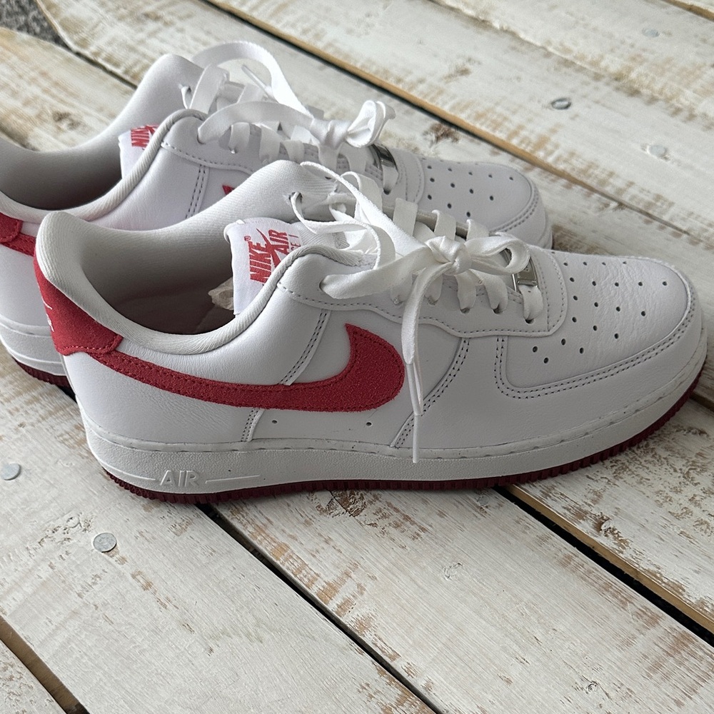 Nike Women’s Air Force 1 ‘07 Athletic Sneaker Size 8 white/adobe team red new